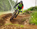 Der Bikepark nahe der deutschen Grenze hat einige anspruchsvolle Strecken im Angebot, aber auch Flow-Strecken, auf denen Einsteiger und Familien auf ihre Kosten kommen. Auf dem Foto zusehen: Ein altes Foto von Racer Max Hartenstern.