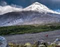 René Wildhaber zieht sein Bike aufs Hinterrad und surft gen Tal. Tatort: Chile. Wann: 2017.