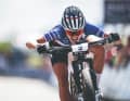 Beißen: Loana Lecomte im Zielanflug beim XCO Worldcup in Nove Mesto na Morave, Tschechien.
