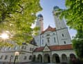 Die Türme der Klosterkirche von Schweiklberg sind von Weitem zu sehen.