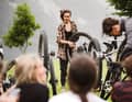 Schrauben lernen im Camp: Frauen haben auf Tour deutlich weniger Defekte als Männer. Aber wenn, dann sollte sie sich zu helfen wissen.
