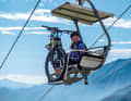Schweizer Planungskunst: Beim Lift zum Cimetta sind die Sessel quer montiert, damit man die Aussicht auf den Lago Maggiore im Blick behält.