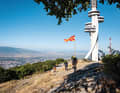 Über Nordmazedoniens Hauptstadt Skopje wartet der Hausberg Vodno mit Trails, Turm und Flagge.