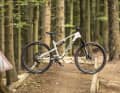 Die Eckdaten vom Kona Hei Hei CR: Gewicht 13,7 kg1 / Federweg: 130/120 mm / Laufradgröße: 29" / Preis: 6499 Euro / Rahmenmaterial: Carbon