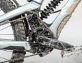 Hier im Close-Up: Das High Pivot System mit Umlenkrolle, weil die Kette „Freiraum“ braucht um sich zu längen, wenn das Hinterrad Hindernissen nach hinten ausweicht.