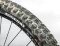 Lob gibts für die Reifenwahl: Maxxis Assegai mit DH-Karkasse als  Panzerung gegen Durchschläge  und klebriger MaxxGrip-Gummi- mischung – besser gehts nicht.