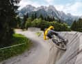 Rein in den Turn! Das Propain Spindrift in der Park-Edition auf dem Holzanlieger im Bikepark Leogang.
