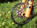 Nach 1094 Kilometer und 56340 Höhenmeter bekommt die Sram-Code-Bremsanlage einen Bremskraftverstärker in Form von zwei neuen Rotoren.