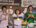 Siegesschrei: Jackson Goldstone wird Weltmeister bei den Downhillern. Die deutsche Nachwuchshoffnung Henri Kiefer (links) holt sich überraschend den Vize-Titel. Bronze für Ronan Dunne (IRL)