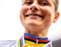 Jenny Rissveds zeigt ihre Goldmedaille (XCO)