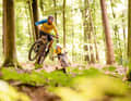 Geschultes Auge: Ein Herzblut-Endurobiker findet immer ein Feature zum Abheben.