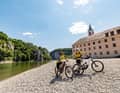 Seit über 1000 Jahren wird im Kloster Weltenburg Bier gebraut. Hat die Donau Hochwasser, stehen die Mönche dabei mit den Füßen im Wasser.