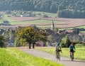 Wellenreiten! In den Hügeln des Sundgau im Dreiländereck Frankreich-Schweiz-Deutschland, liegen lauschige kleine Dörfer.