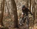 Der spanische Bike-Akrobat David Cachon schwingt sein Graveller im Scandi Flick durch den Turn. Gravelbiken, wo die meisten nicht mal Mountainbiken können, ist gerade hipp.