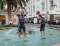 Geschafft, yeah! Die Ankunft in Riva sorgt jedes Mal für eine Eruption der Glückshormone. Wer nicht direkt in den Gardasee springt, badet einfach im Brunnen in der Altstadt von Riva.
