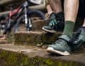 Der Shimano EX 5 Tourenschuh kommt mit Schnürung und Klettriemen.