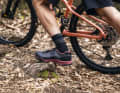 Der Bikeschuh bietet guten Grip auch beim Gehen im Gelände
