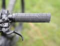 Dicke Race-Face-Griffe am 820 Millimeter breiten Race-Face-Atlas-Lenker.