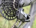 Schaltung - Mainstream: Gleich sechs Hersteller setzen bei  den Antriebskomponenten auf Shimanos XT-Gruppe. Hightech bei Specialized und Stevens: Dort kommt Srams Elektronikschaltgruppe AXS zum Einsatz, allerdings in der günstigeren GX-Version und noch nicht mit der neuen Transmission-Technologie. Stevens zieht die Energie per Kabel aus dem Haupt-Akku (Bild).