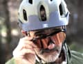 Smarte Lösung für fehlsichtige Biker: Die React Optray gibt es mit Korrektur-Clips. Der eigentliche Clou aber: Die Gläser passen ihre Tönung in Sekundenbruchteilen an die Lichtsituation an.