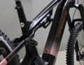 Das Gros der Haibike-Palette setzt auf einen stehenden Dämpfer. Beim Hybe CF liegt das Federbein unter dem Oberrohr.