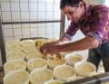 Bergbauer André Barth von der Ferme Soultzersmatt verar-beitet die Milch seiner 20 Vogesen-Kühe zu Munsterkäse.
