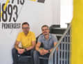 Geschichte statt Prunk:  Geschäftsführer Michael Funk (links) und Firmenerbe Fabian Auch auf den Stufen zur Bad Uracher Chefetage.