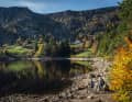 Lac du Forlet: Vom höchstgelegenen  See der Vogesen (1066 m) blickt  man auf den Hauptkamm des  Mittelgebirges. Dort oben balancieren  die Panorama-Trails dahin.