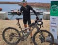 Karl-Heinz Leidel, genannt Carlie, mit seinem Spezial-Fully im Ziel des Desert Dash: Top Sechs Gesamt und Sieg in der Ü50-Wertung. Schnellster Profi war Drikus Coetzee (Namibia), vor Konny Looser (Schweiz) und Steffen Rick (Deutschland).