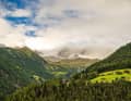 Spuren vom gestrigen Unwetter zeigen auch die Gipfel der Berge, die wir heute im Visier haben: die Dolomiten.