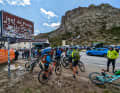 Die ersten Höhenmeter stecken in den Beinen, doch der Rummel am Passo Pordoi nervt. Also schnell in den Trail nach Canazei hinunter!