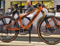 KTM Macina Scarp SX Exonic // Bosch Perf. SX // 400 Wh // 140 mm Federweg // 29 Zoll // 16,5 kg (Herstellerangabe) // 11099 Euro