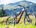 KTM ist Bike-Sponsor des Miranda Factory Teams. Das KTM Macina Prowler hat 180 / 170 mm Federweg und steht auf Mullet-Laufrädern. Pombo fährt bei 171 cm Körpergröße den Rahmen in Größe L.