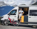 James Shirley und seine Vans - schon seit 10 Jahren tourt der Schotte im Sommer immer quer durch Europa.