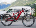 Das Arbeitsgerät: Ein zum Enduro umgebautes Vitus E-Escarpe Trailbike, das man auch hinten mit einem 29-Zoll-Laufrad fahren kann. Besser fürs Racing sagt James und nutzt deswegen nicht das Enduro E-Sommet mit Mullet-Laufradmix.