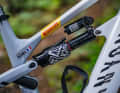 Im Unterschied zur Serie vertraut Fabien auf einen dickeren Rockshox-Vivid-Air-Dämpfer. Das prominente Pirelli-Logo am Oberrohr gibt dem Fahrzeug noch den extra Motorsport-Touch.