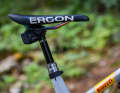Auf der RockShox Reverb AXS-Sattelstütze klemmt ein Ergon SM10 EMTB-Sattel mit Oil-Slick-Schienen. Für perfekte Kontrolle im Uphill hat er den Sattel ganz nach vorne geschoben.
