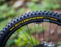 Barel vertraut auf Laufräder von Crank Brothers. Team-Sponsor Pirelli stellt den Downhill-Reifen Scorpion, in dessen Entwicklung Barel ebenfalls involviert war.