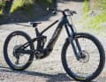 Im Vergleich zum Serienbike fährt Fischi im EDR-E-Racing ein kleineres 27,5 Zoll Hinterrad. Das kommt seinem radikalen Fahrstil und den teils engen Enduro-Kursen entgegen.