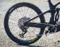 Im Vergleich zum Serienbike fährt Fischi im EDR-E-Racing ein kleineres 27,5 Zoll Hinterrad. Das kommt seinem radikalen Fahrstil und den teils engen Enduro-Kursen entgegen.