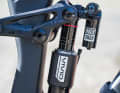In der Serie kommt das GasGas mit DVO-Federelementen. Als Sram Teamfahrer stecken in Fischis Race-Enduro eine ZEB-Gabel und ein Rockshox Vivid Air Ultimate Dämpfer.