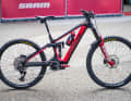 Mit 23,1 Kilo ist Pontals Transition Repeater PT wohl das leichteste Race-Enduro in der Boxengasse des E-Enduro-Worldcups.