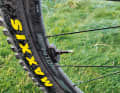 Das Top-Modell Hitop SW kommt bereits serienmäßig mit den Tyre-Wiz-Reifendrucksensoren. Die kleinen Helferlein wiegen zehn Gramm und zeigen in der AXS-App exakt den Druck an.