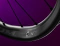 Mit ihrem 26 Millimeter flachen Profil soll sie ein direktes und reaktives Handling bieten