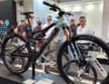 Das Light-Bike iLynx Trail geht mit dem bisherigen Rahmen aber neuem BHZ by SEG Motor an den Start. 65 Newtonmeter und 500 Watt soll der leisten und wäre damit etwas kräftiger als die Antriebe der meisten Light-Bikes.