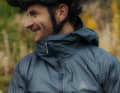 Die Guardian Collection aus 2 Jacken und einer Regenhose richtet sich Athlet/innen verschiedener Sportarten von Wandern über MTB bis Klettern.