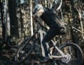 7 Grad Sitzwinkel, 450er-Kettenstreben und 600 Prozent Bandbreite – durch die Kombination aus der kletterfreudigen Geometrie und dem superleichten Klettergang wühlt sich das Clutch jeden noch so steilen Anstieg hinauf.