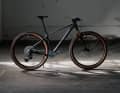 Für 3799 Euro stellt Radon ein leichtes und hochwertig ausgestattetes Race-Hardtail. Das Jealous Hybrid 9.0.