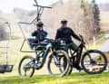 Beide erhältlichen Bullit-Farben präsentiert von Teamfahrerin Nina Hoffmann und Manager Steve Peat.