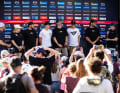 Gravity-Prominenz: Texi mit den Kollegen vom YT Mob wie Downhiller Andy Kolb, Enduro-Worldcupsieger Jack Moir und Weltmeisterin Vali Höll.